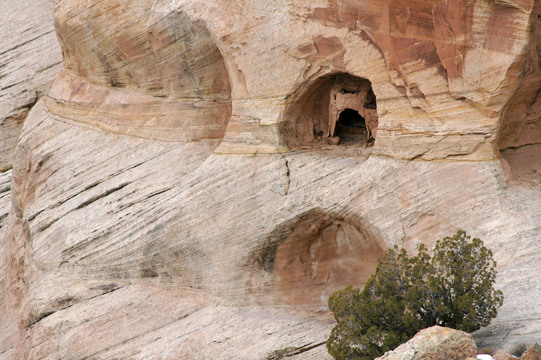 Puebloan dwelling at Canyon del Chelly National Monument.