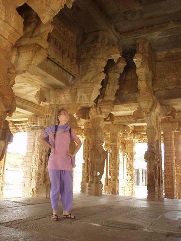 Angélique in the central atrium of the Vittala Temple.
