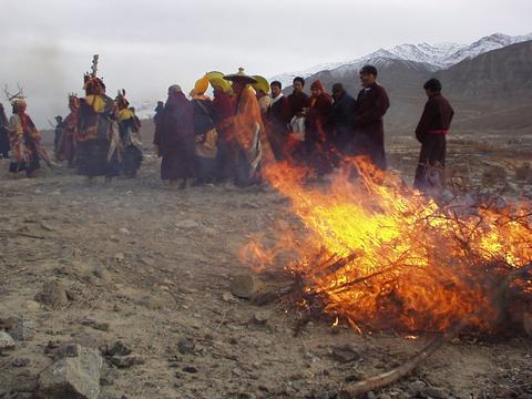 Ritual burning of a human figure at the end of the 2003 Spituk Festival.